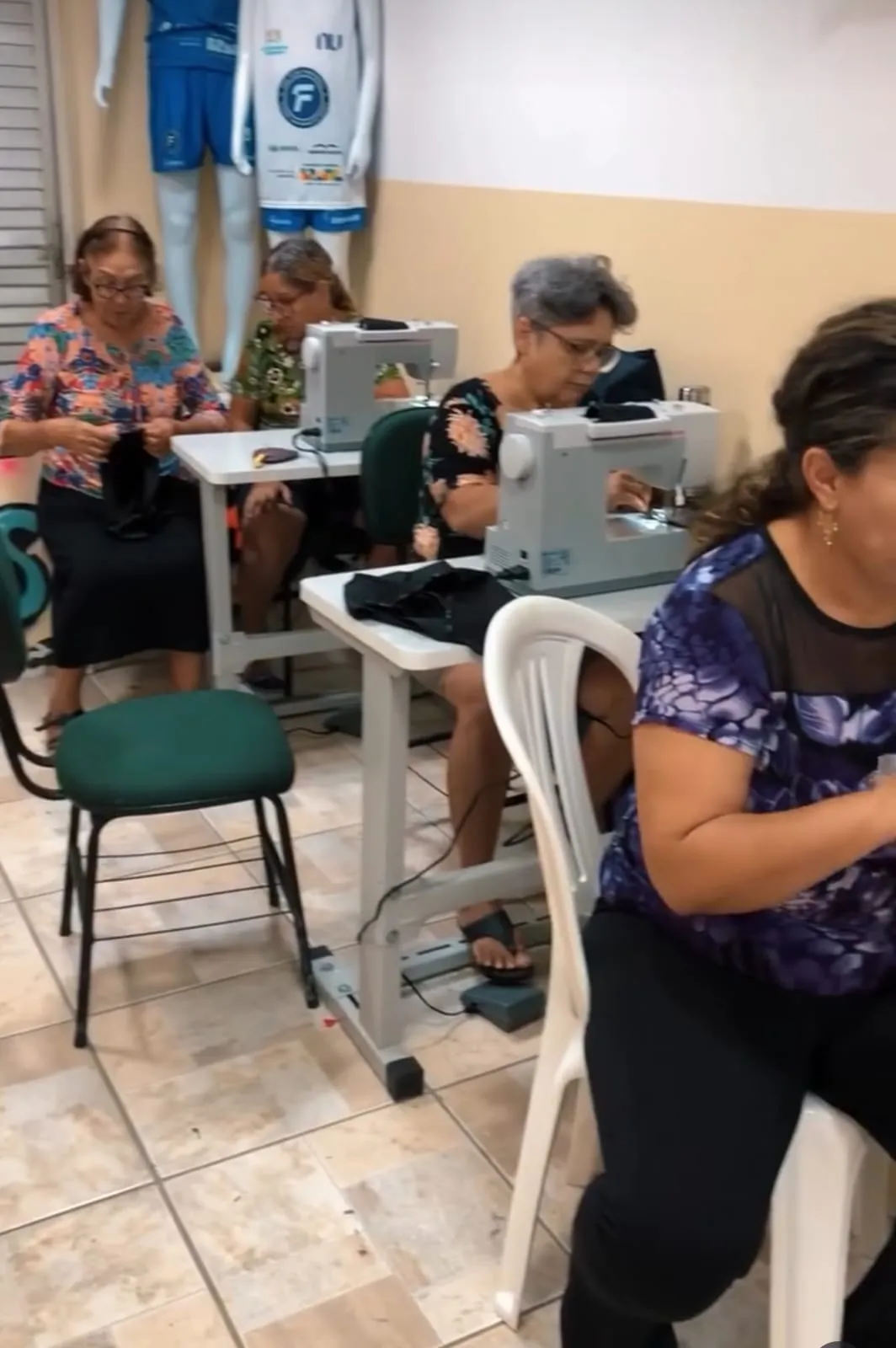 Locação de material/Máquinas para ministrar curso de costura.
